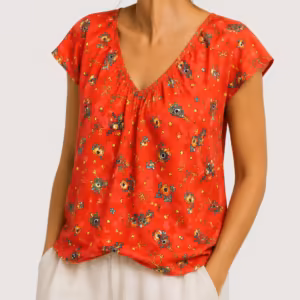 Blouse femme confectionnée dans un coupon de tissu crêpe de satin fluide rouge à motif floral et géométrique abstrait.