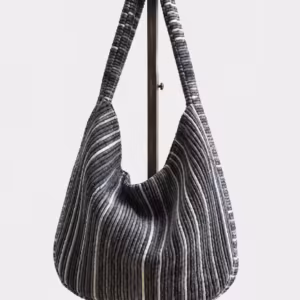 Grand sac réalisé dans un coupon de tissu lainage fantaisie gris anthracite à rayures avec fils lurex multicolores.
