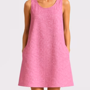 Robe trapèze rose sans manches réalisée dans un tissu brocart texturé à motifs de cercles concentriques et spirales. Coupe évasée au-dessus du genou avec encolure ronde et poches discrètes sur les côtés, présentée sur un mannequin de face sur fond clair.