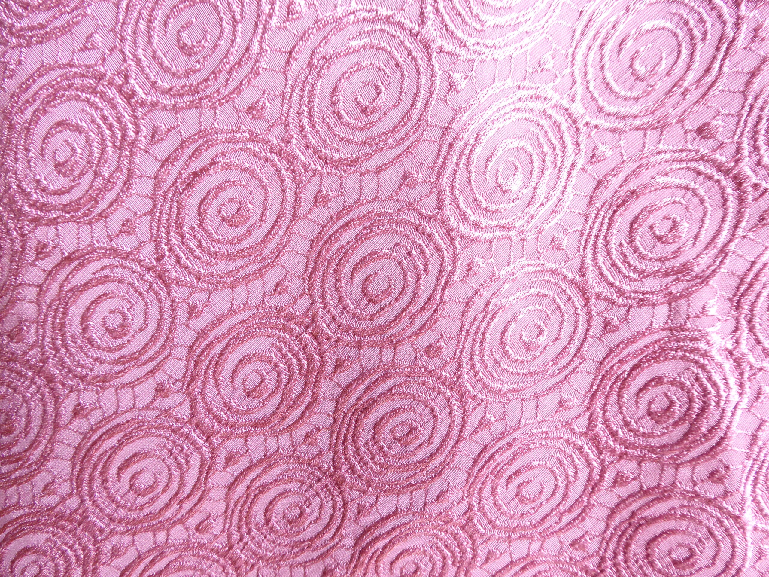 Coupon de tissu brocart rose à motifs cercles et spirales — 110 x 150 cm – Image 4